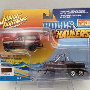 JOHNNY LIGHTNING 1:64 INTERNATIONAL SCOUT II CON BARCO