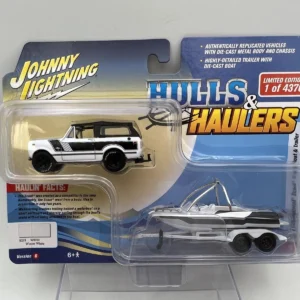 JOHNNY LIGHTNING 1:64 INTERNATIONAL SCOUT II CON BARCO BLANCO