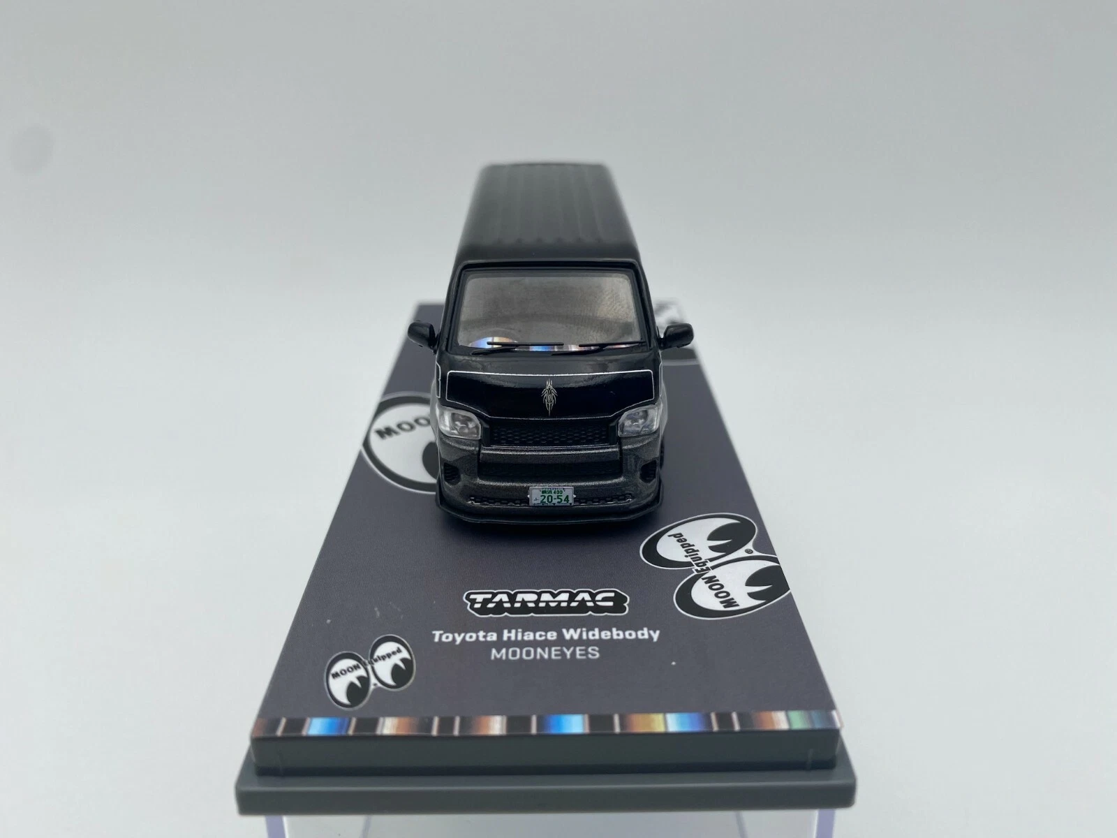 TARMAC WORKS 1:64 TOYOTA HIACE WIDEBODY MOONEYES - Image 2