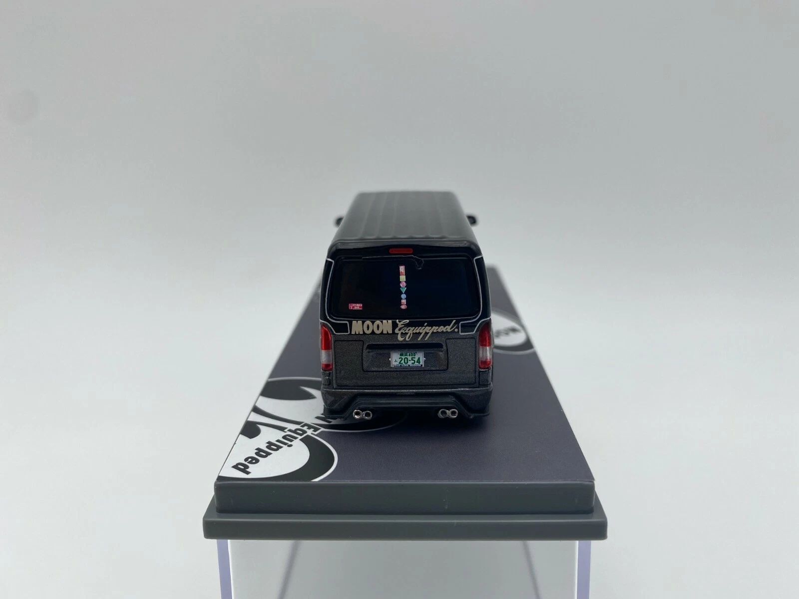 TARMAC WORKS 1:64 TOYOTA HIACE WIDEBODY MOONEYES - Image 3