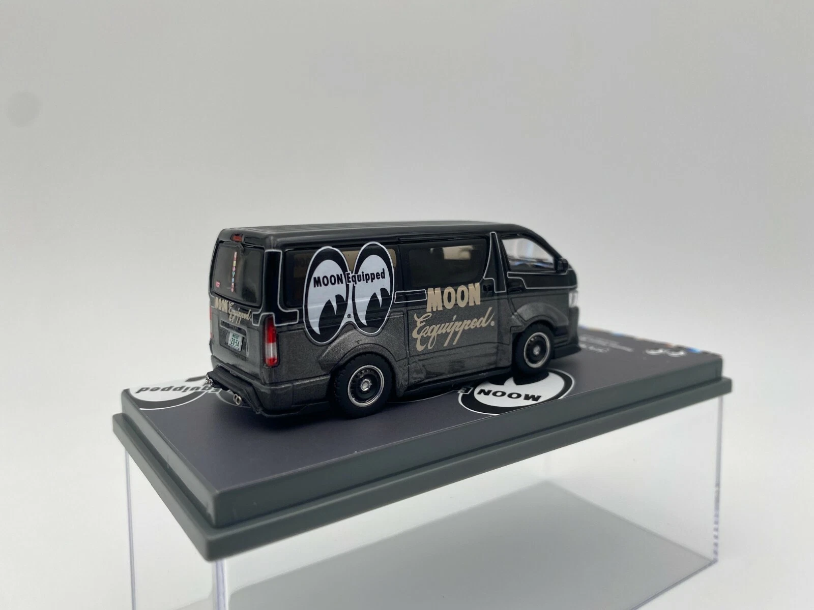 TARMAC WORKS 1:64 TOYOTA HIACE WIDEBODY MOONEYES - Image 4
