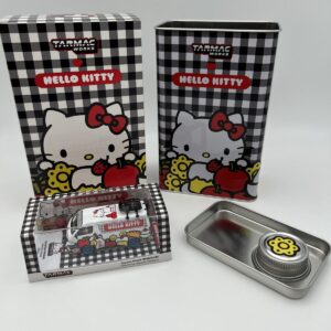 TARMAC WORKS 1:64 TOYOTA HIACE WIDEBODY HELLO KITTY CON LATA DE METAL