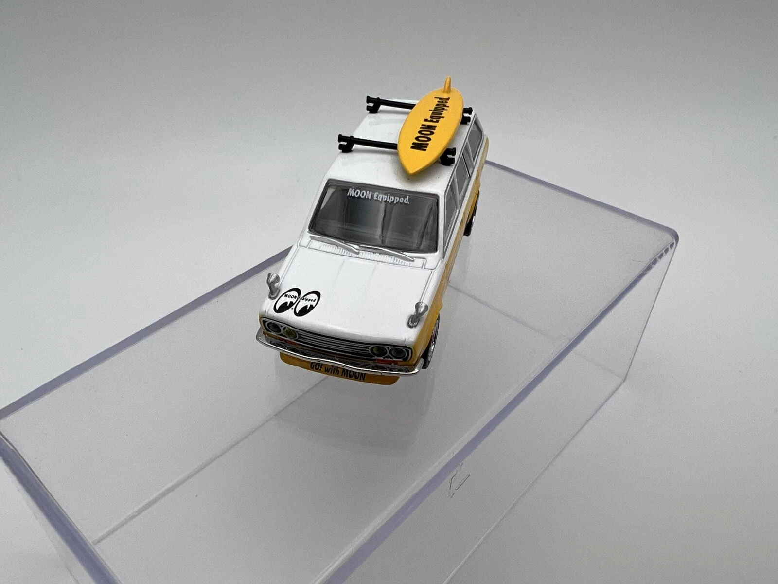 TARMAC WORKS 1:64 DATSUN BLUEBIRD 510 WAGON MOONEYES - Image 3