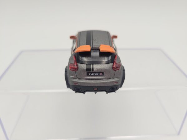 DCT 1:64 NISSAN JUKE R 2015 GREY - Imagen 4