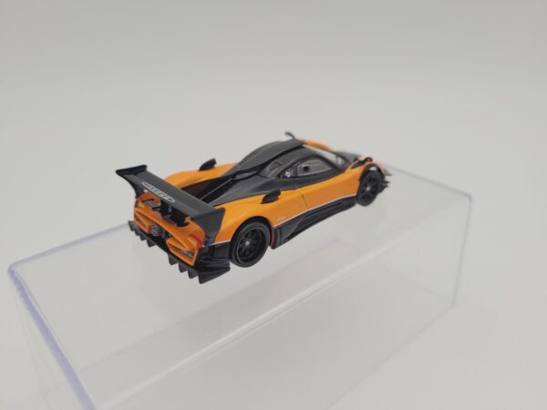 TARMAC WORKS 1:64 PAGANI ZONDA REVOLUCION ARANCIO SAINT TROPEZ - Imagen 4