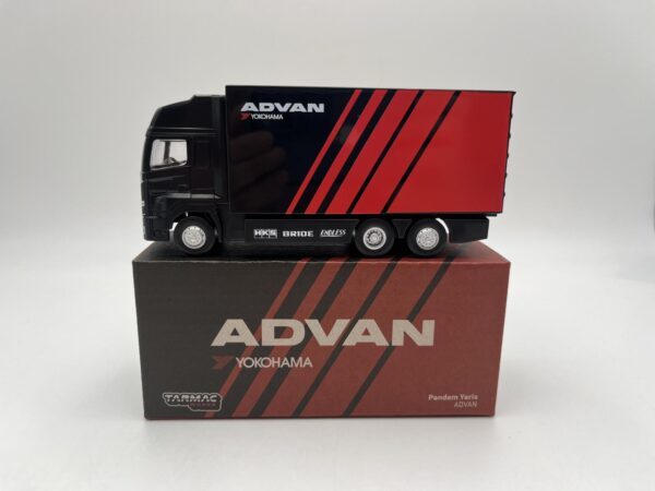 TARMAC WORKS 1:64 PANDEM YARIS ADVAN