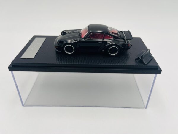 RHINO MODEL 1:64 SINGER TURBO STUDY 930 BLACK WITH RED INTERIOR - Imagen 2
