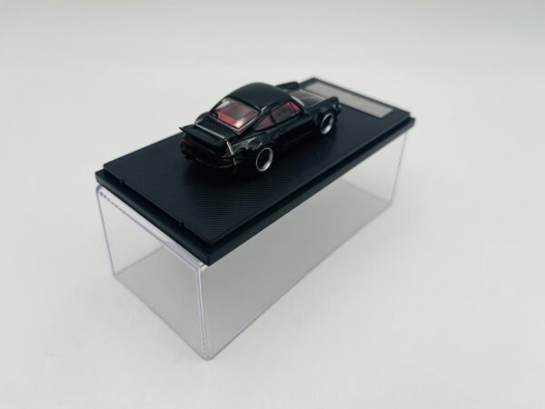 RHINO MODEL 1:64 SINGER TURBO STUDY 930 BLACK WITH RED INTERIOR - Imagen 5