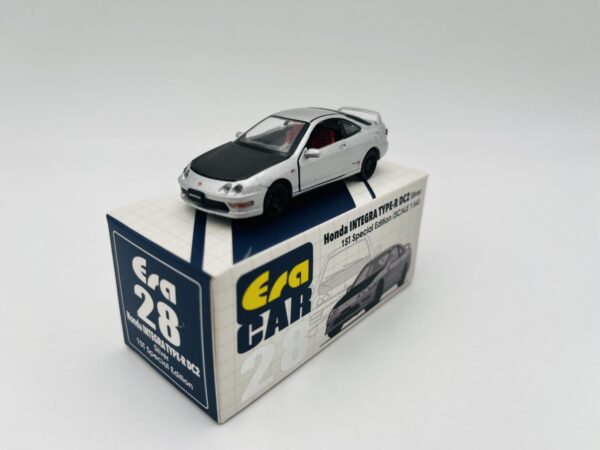 ERA CAR 1:64 HONDA INTEGRALE TYPE-R DC2 SILVER - Imagen 2
