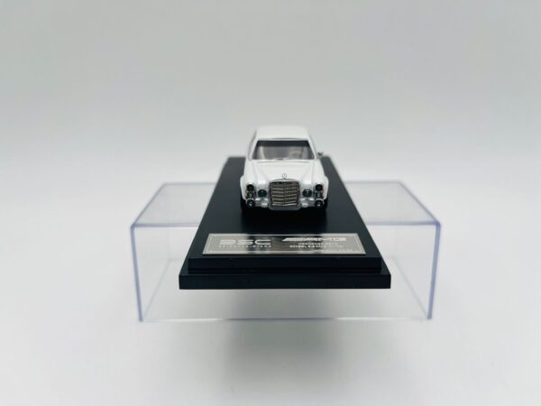 BSC 1:64 MERCEDES BENZ 300SEL AMG BLANCO – Image 4