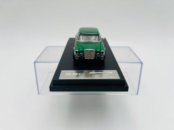 BSC 1:64 MERCEDES BENZ 300SEL AMG VERDE – Image 3