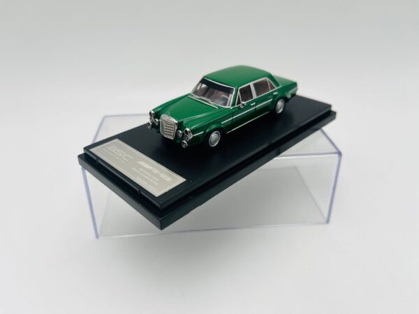 BSC 1:64 MERCEDES BENZ 300SEL AMG VERDE – Image 2