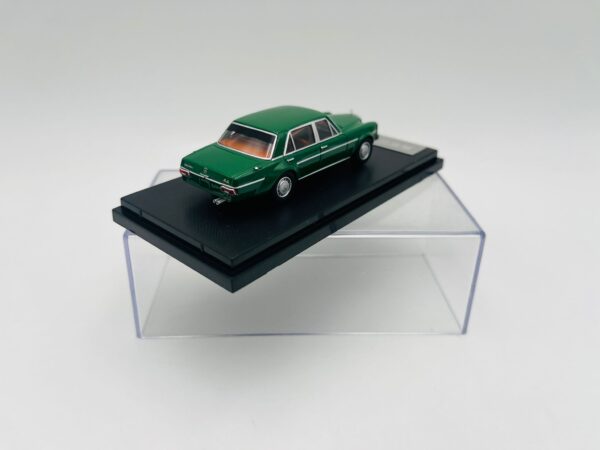 BSC 1:64 MERCEDES BENZ 300SEL AMG VERDE – Image 5