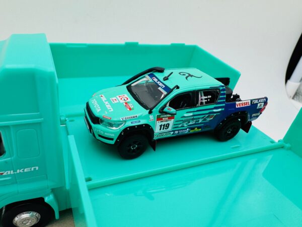 TARMAC WORKS 1:64 TOYOTA HILUX FALKEN WITH TRUCK - Imagen 2