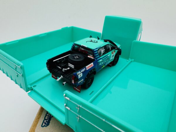 TARMAC WORKS 1:64 TOYOTA HILUX FALKEN WITH TRUCK - Imagen 3