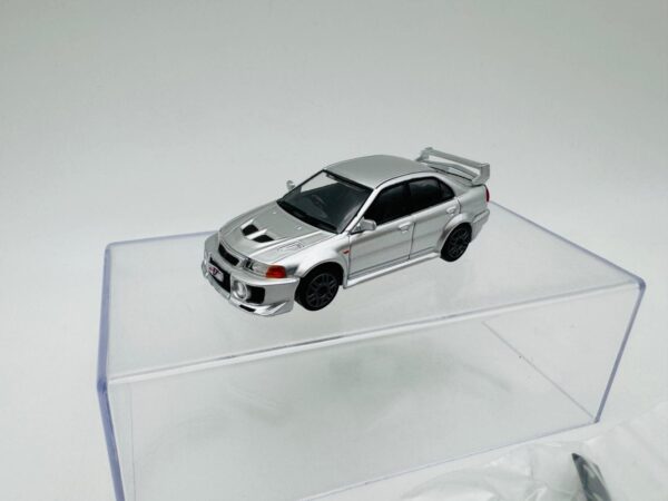 BM 1:64 MITSUBISHI LANCER EVO V AND VI SILVER – Image 3