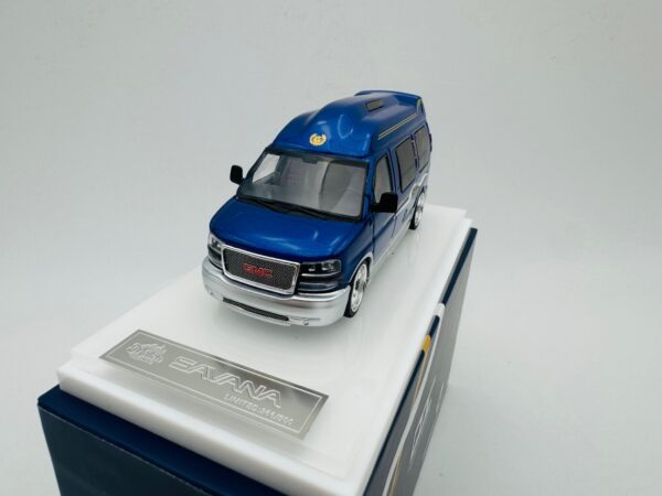 GOC 1:64 GMC SAVANA TRAVEL BUSINESS BLUE - Imagen 3