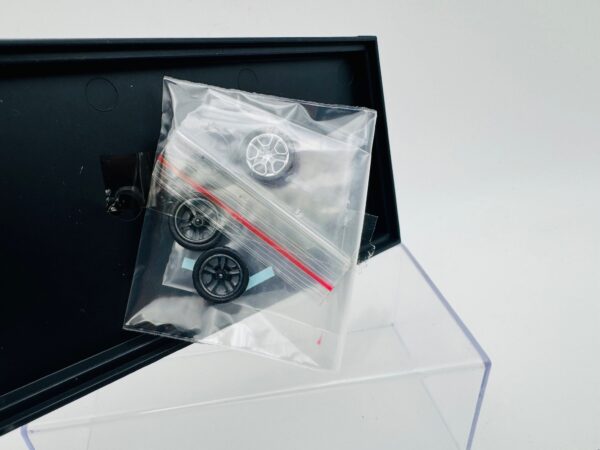 FINDCLASSIC 1:64 LAMBORGHINI HURACAN ICEBERRY PINK - Image 6