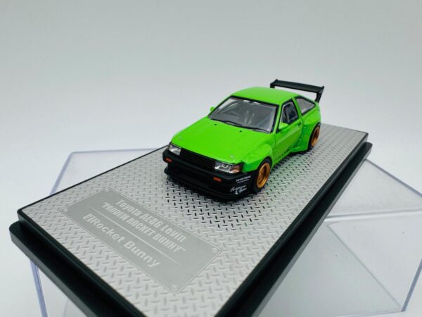 INNO MODELS 1:64 TOYOTA AE86 LEVIN PANDEM ROCKET BUNNY GREEN – Bild 3