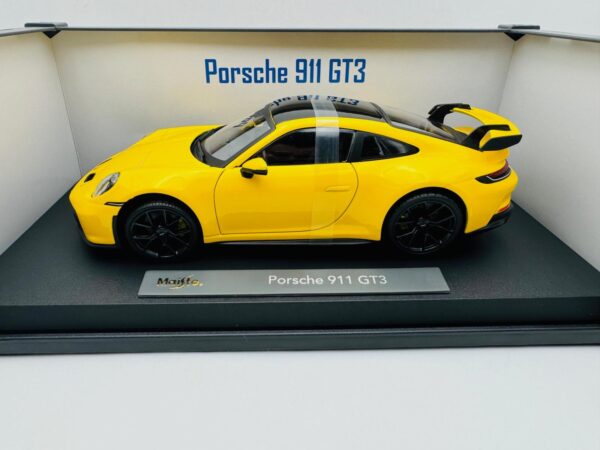 MAISTO 1:18 PORSCHE 911 GT3 AMARILLO – Image 2