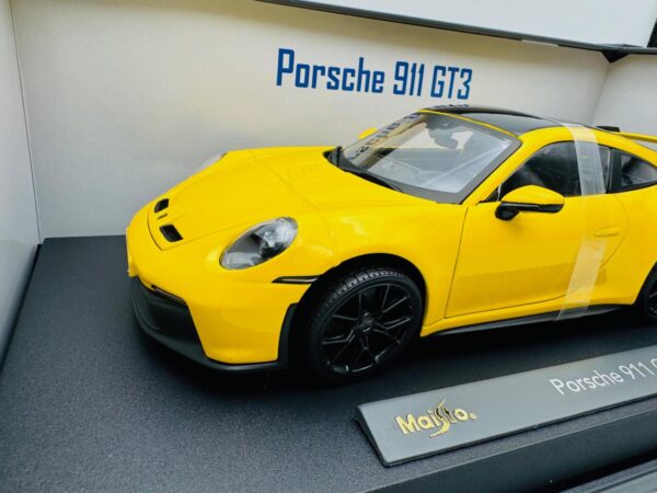 MAISTO 1:18 PORSCHE 911 GT3 AMARILLO – Image 3