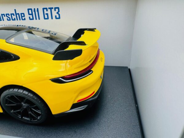 MAISTO 1:18 PORSCHE 911 GT3 AMARILLO – Image 4