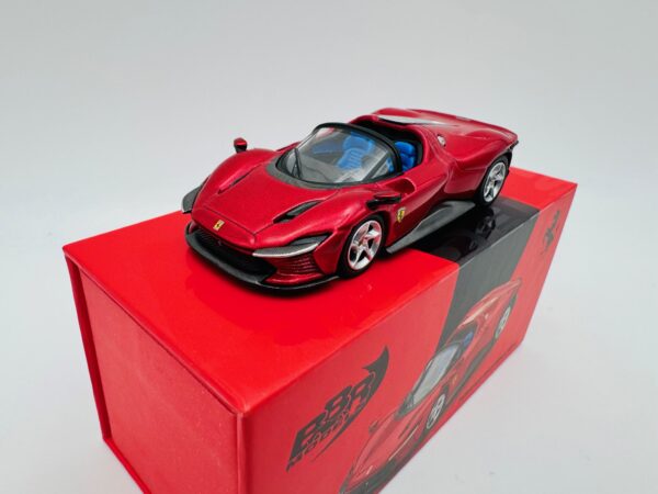 BBR 1:64 FARRARI DAYTONA SP3 ROSSO IMOLA - Imagen 2