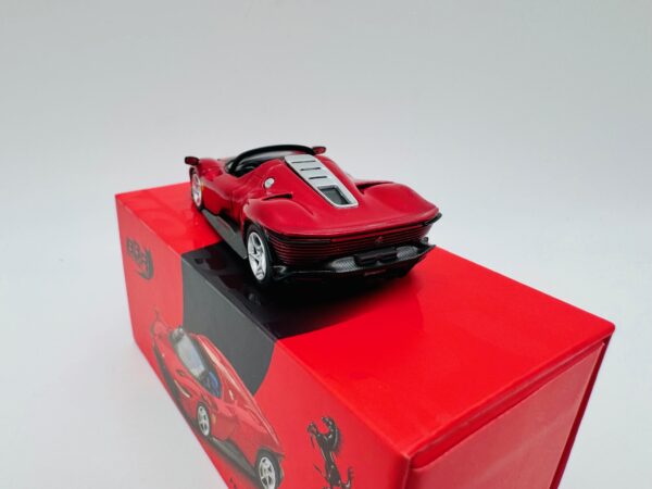 BBR 1:64 FARRARI DAYTONA SP3 ROSSO IMOLA - Imagen 3