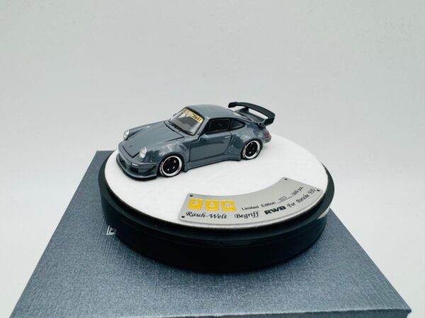 PGM 1:64 PORSCHE RWB 930 CEMENT GREY LUXURY - Imagen 3
