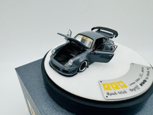 PGM 1:64 PORSCHE RWB 930 CEMENT GREY LUXURY - Imagen 5