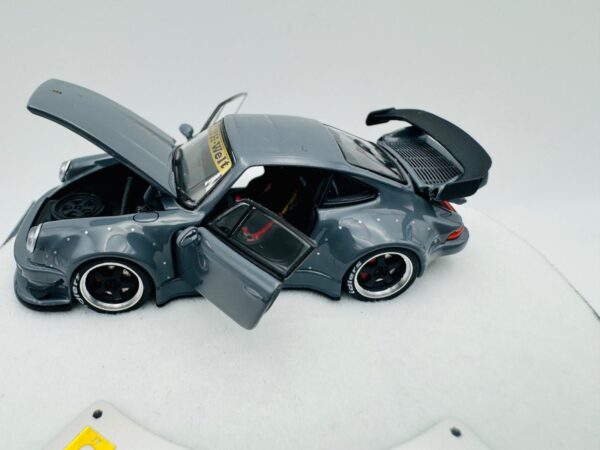 PGM 1:64 PORSCHE RWB 930 CEMENT GREY LUXURY - Imagen 6