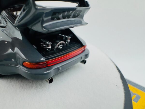 PGM 1:64 PORSCHE RWB 930 CEMENT GREY LUXURY - Imagen 7