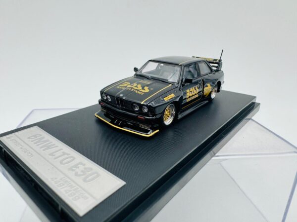STREET WEAPON 1:64 BMW M3 E30 BOSS - Imagen 3