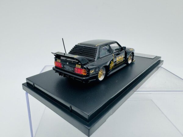 STREET WEAPON 1:64 BMW M3 E30 BOSS - Imagen 4