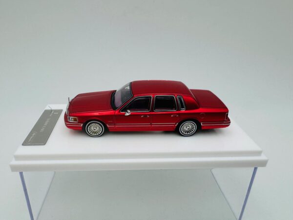 MK 1:64 LINCOLN TOWN CAR 1992 RED - Imagen 2