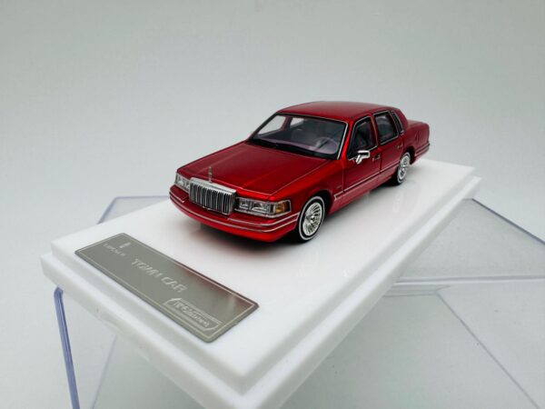 MK 1:64 LINCOLN TOWN CAR 1992 RED - Imagen 3