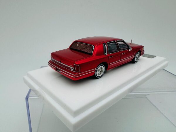 MK 1:64 LINCOLN TOWN CAR 1992 RED - Imagen 4