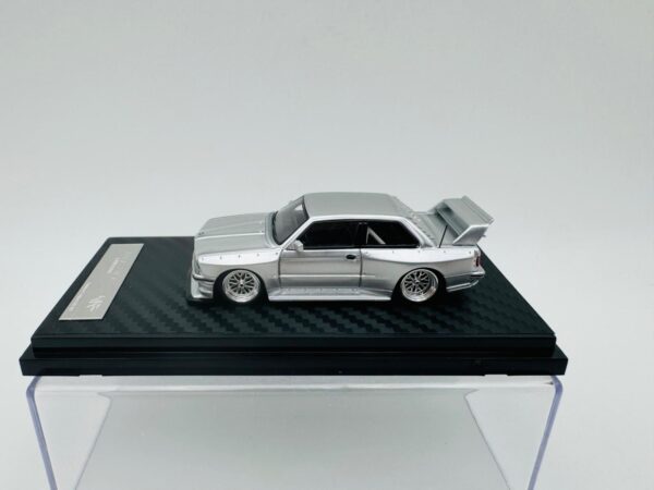 NICE AUTO 1:64 BMW E30 WIDE BODY SILVER - Imagen 2