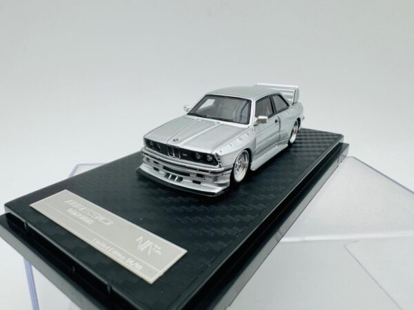 NICE AUTO 1:64 BMW E30 WIDE BODY SILVER - Imagen 3