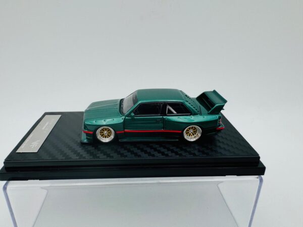 NICE AUTO 1:64 BMW E30 WIDE BODY GREEN - Imagen 2