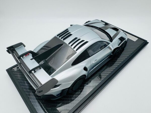 VIP SCALE 1:18 PORSCHE 911 GT3 RS MANTHEY RACING POLAR SILVER - Imagen 9