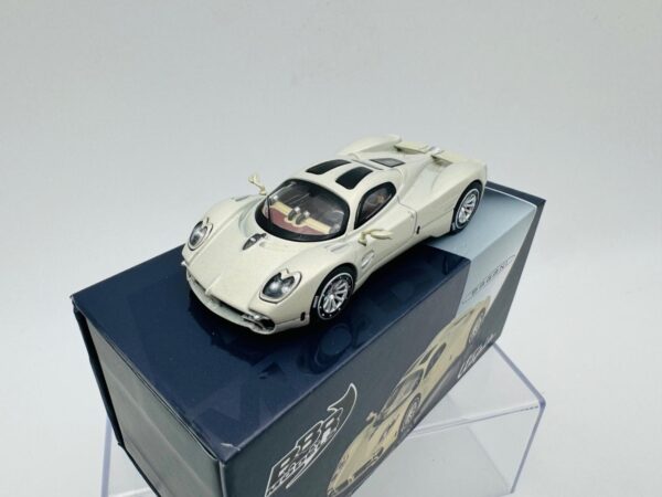 BBR 1:64 PAGANI UTOPIA PRESENTATION GRIGIO RINASCIMENTO - Imagen 2