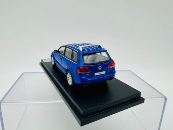SHADOW 1:64 VW TOUAREG R50 BLUE - Image 3