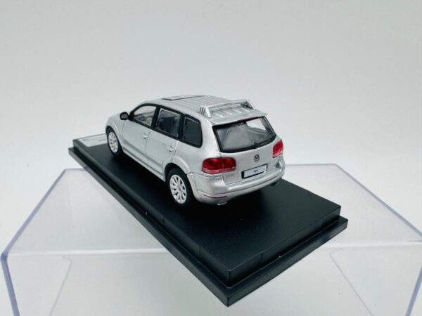 SHADOW 1:64 VW TOUAREG R50 SILVER - Image 3
