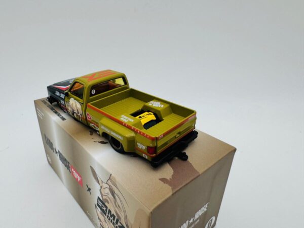 MINI GT 1:64 CHEVROLET SILVERADO  SUMATRAN RHINO - Image 4