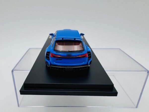 DCM 1:64 AUDI RS6 SILVER BLUE - Imagen 6