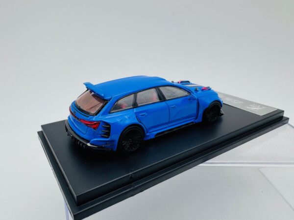 DCM 1:64 AUDI RS6 SILVER BLUE - Imagen 7