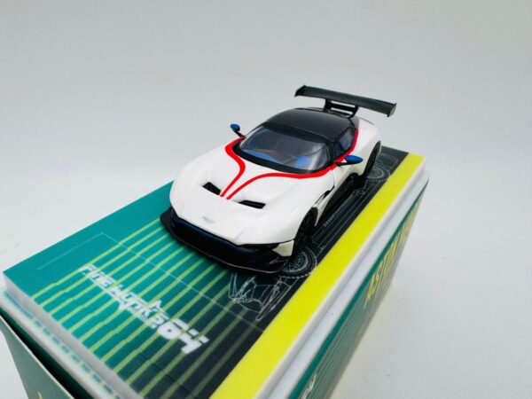 FINE WORKS64 1:64 ASTON MARTIN VULCAN WHITE - Imagen 2