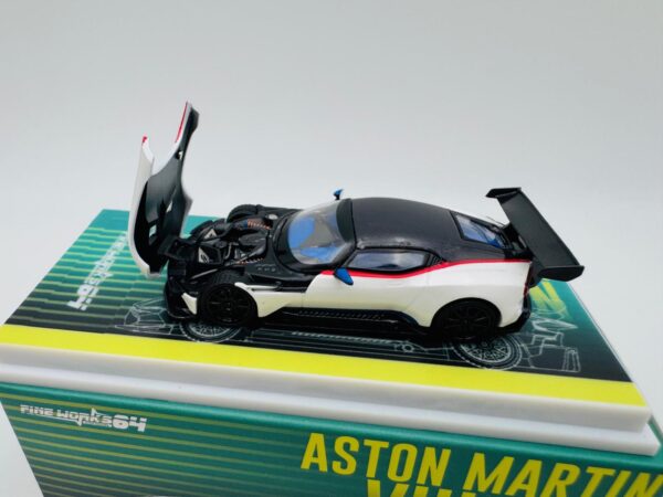 FINE WORKS64 1:64 ASTON MARTIN VULCAN WHITE - Imagen 4