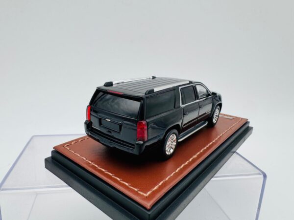 GOC 1:64 CHEVROLET SUBURBAN 2015 BLACK – Image 4